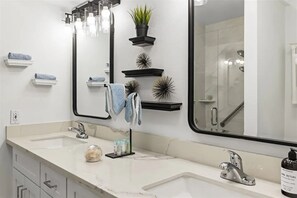 Dusche, Haartrockner, Handtücher, Seife