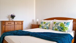 2 habitaciones, tabla de planchar con plancha y cuna de viaje 