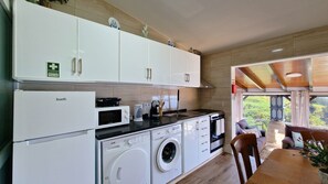 Geladeira, micro-ondas, fogão, cooktop