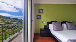 3 chambres, fer et planche à repasser, lit de bébé portatif
