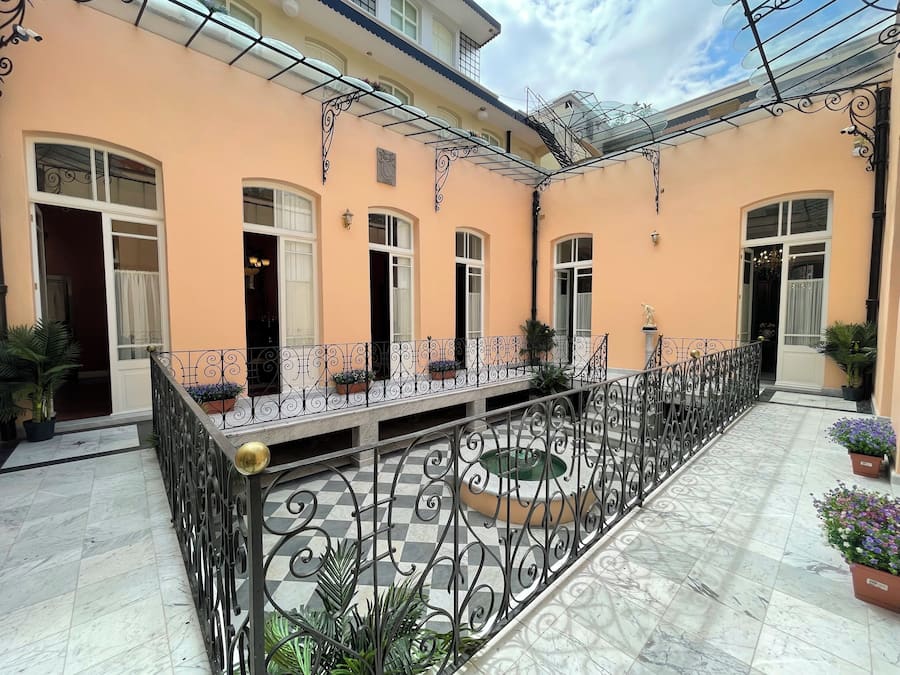 Een 43-inch smart-tv met kabelzenders