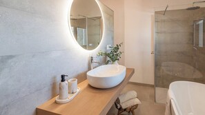 Douche, séchoir à cheveux, serviettes fournies