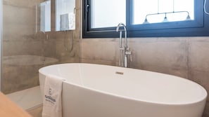 Douche, sèche-cheveux, serviettes fournies
