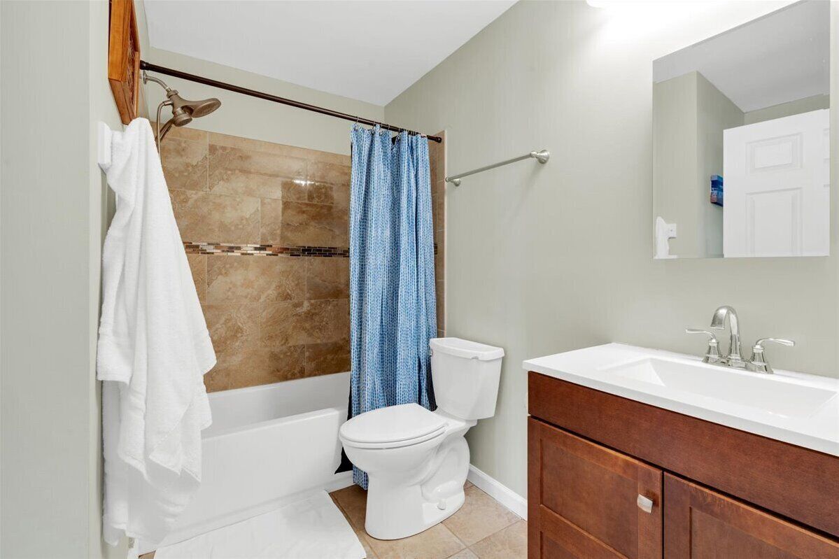 Une salle de bain avec une baignoire, des toilettes et un meuble-lavabo.