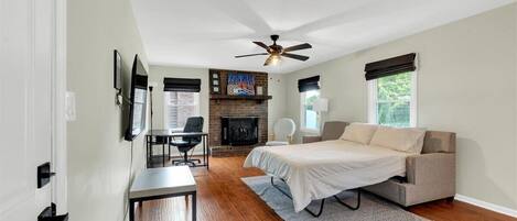 4 bedrooms, desk, travel cot, WiFi