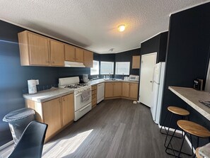Fridge, microwave, oven, stovetop - Pet friendly Cute and cozy Home minutes away from the river! (Bullhead City)