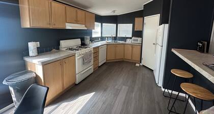 Pet friendly Cute and cozy Home minutes away from the river!