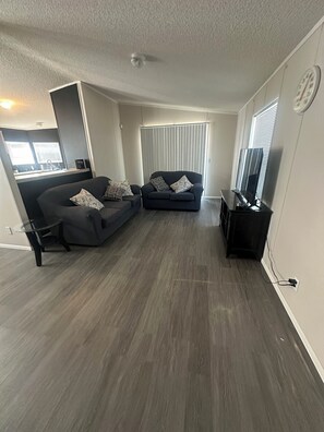 Smart TV - Pet friendly Cute and cozy Home minutes away from the river! (Bullhead City)