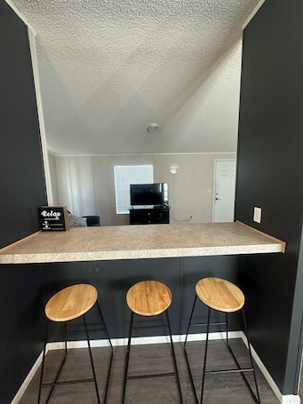Dining. Pet friendly Cute and cozy Home minutes away from the river!
