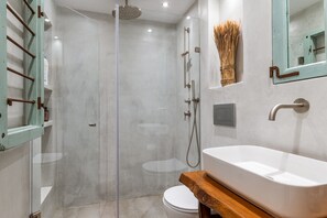 Shower, free toiletries, hair dryer, towels - Holiday Home 'Waterfront Masterpiece' with Sea View, Wi-Fi and Air Conditioning (Tinos)
