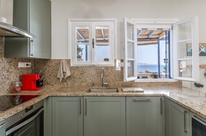 ثلاجة، ميكروويف، فرن، موقد طهي مسطح