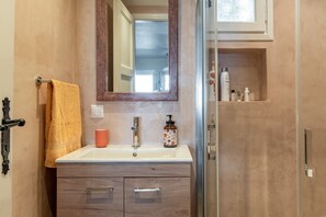 Shower, free toiletries, hair dryer, towels - Holiday Home 'Waterfront Masterpiece' with Sea View, Wi-Fi and Air Conditioning (Tinos)