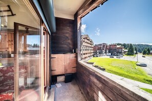 Property grounds - Apartment 'Les Pralyssimes - 35 M²' with Mountain View and Balcony (Taninges)