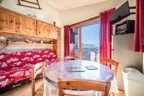 Dining - Apartment 'Les Pralyssimes - 35 M²' with Mountain View and Balcony (Taninges)