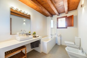 Dusj, hårføner og håndklær