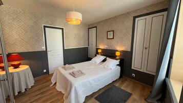 4 bedrooms, iron/ironing board, free WiFi, bed sheets
