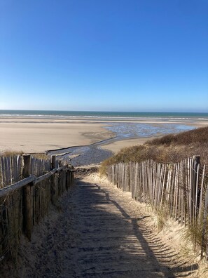 A sandy beach path leading to the ocean, bordered by wooden fences. - Holiday Home 'Maison Familiale Proche Mer' with Private Terrace and Wi-Fi (Boulogne-sur-Mer)