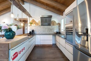 Fridge, oven, stovetop, dishwasher