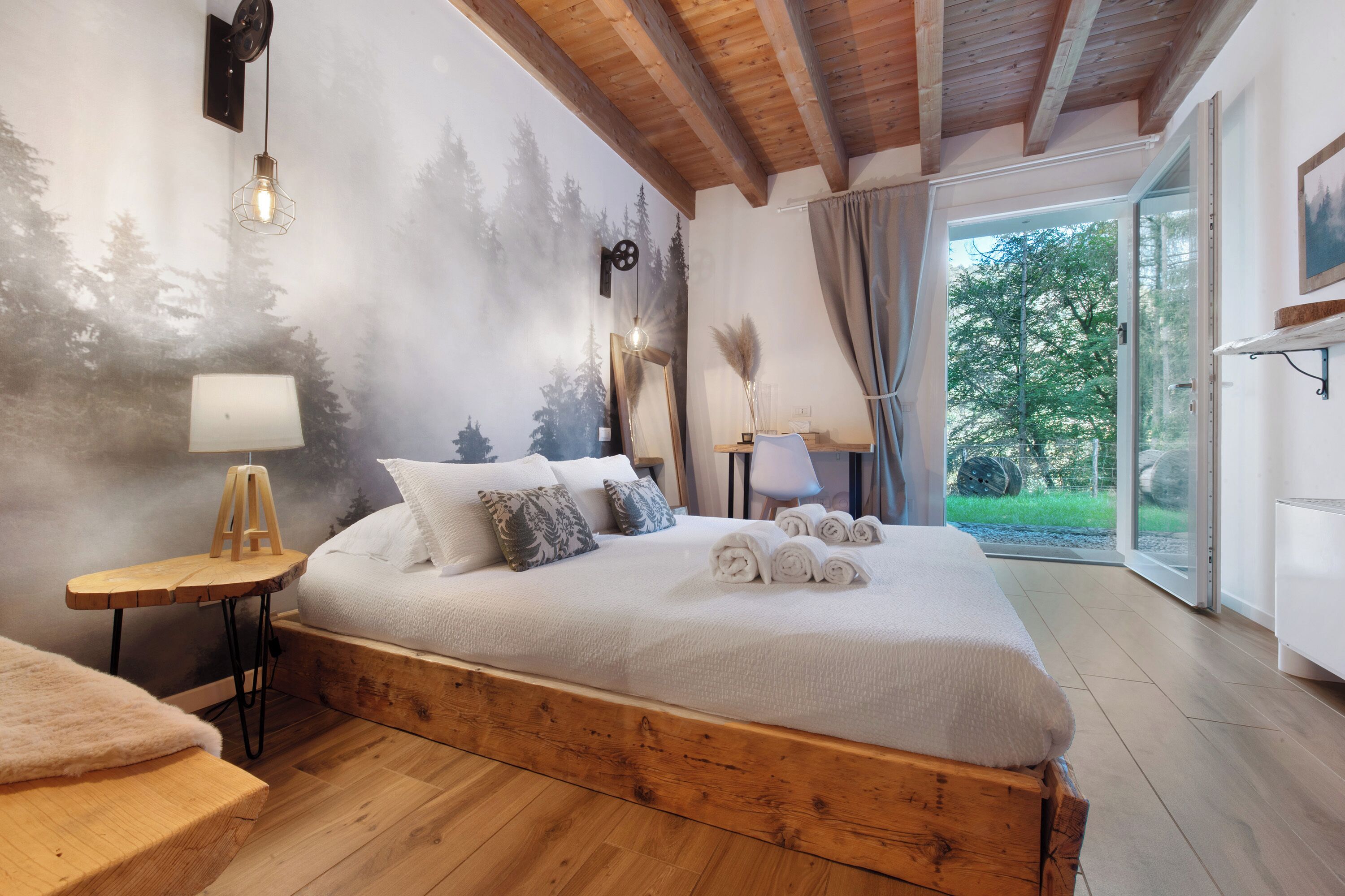 5 bedrooms, free WiFi, bed sheets, wheelchair access