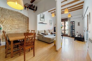Interior - Apartment 'Plaça La Font' with Balcony, Wi-Fi and Air Conditioning (Tarragona)
