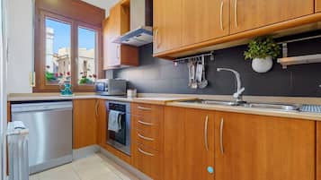 Kylskåp, mikrovågsugn, ugn och spishäll