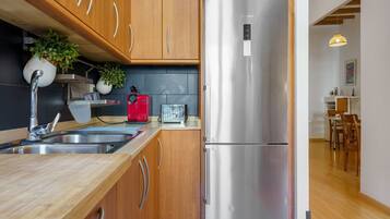 KĂŒhlschrank, Mikrowelle, Ofen, Herdplatte