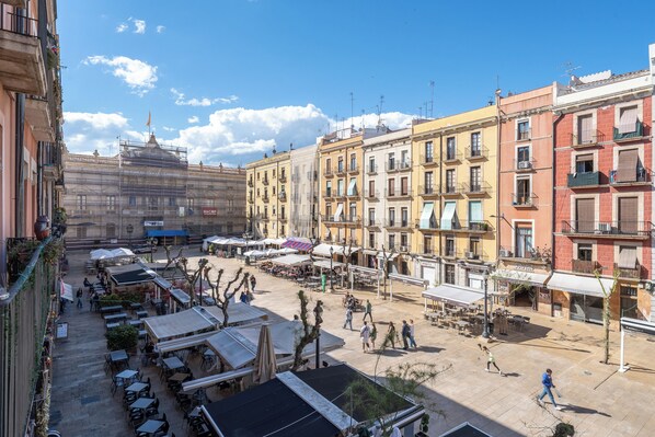 Outdoor dining - Apartment 'Plaça La Font' with Balcony, Wi-Fi and Air Conditioning (Tarragona)