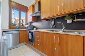 Fridge, microwave, oven, stovetop - Apartment 'Plaça La Font' with Balcony, Wi-Fi and Air Conditioning (Tarragona)