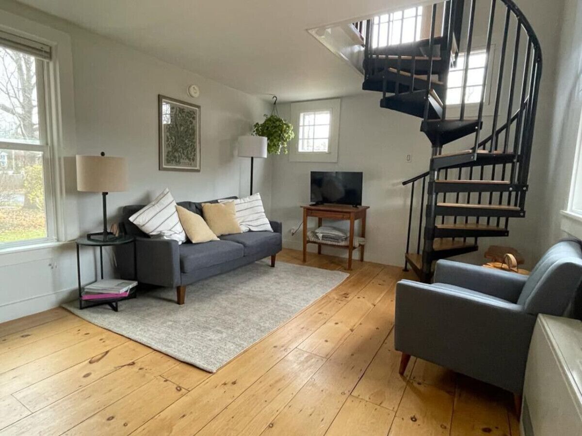 Lofted 1 Bedroom in Historic Downtown Shelburne