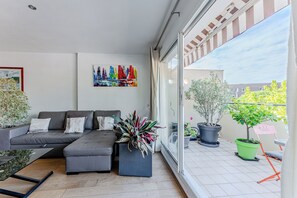 テレビ、DVD プレーヤー