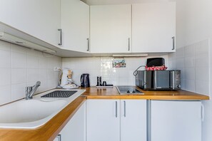 Køleskab, mikrobølgeovn, ovn, kogeplade