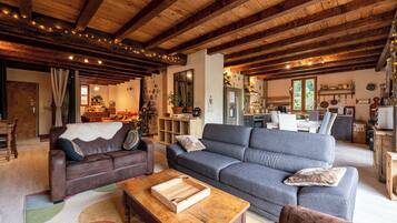 Télévision, lecteur de DVD, table de tennis de table, chaßne hi-fi