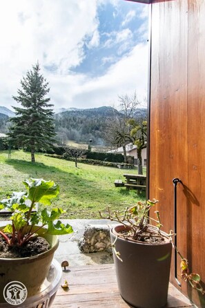 Property grounds - Apartment 'Gîte Chapô Julô - L'horizon' with Mountain View, Private Terrace and Wi-Fi (Giez)