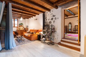 Interior - Apartment 'Gîte Chapô Julô - L'horizon' with Mountain View, Private Terrace and Wi-Fi (Giez)