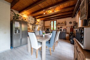 Fridge, microwave, oven, stovetop - Apartment 'Gîte Chapô Julô - L'horizon' with Mountain View, Private Terrace and Wi-Fi (Giez)