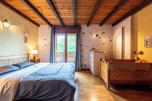3 slaapkamers, een strijkplank/strijkijzer, gratis wifi, beddengoed