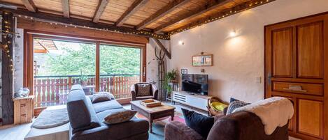 Televisio, DVD-soitin, pöytätennispöytä, stereot