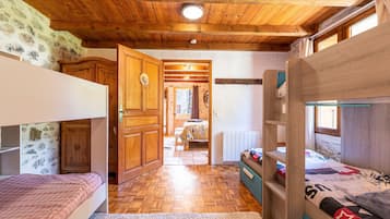 4 bedrooms, iron/ironing board, free WiFi, bed sheets