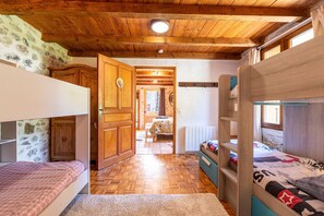 4 bedrooms, iron/ironing board, free WiFi, bed sheets - Apartment 'Gîte Chapô Julô - L'originel' with Mountain View, Private Terrace and Wi-Fi (Giez)