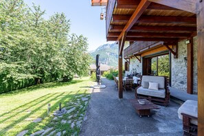 Outdoor dining - Apartment 'Gîte Chapô Julô - L'originel' with Mountain View, Private Terrace and Wi-Fi (Giez)