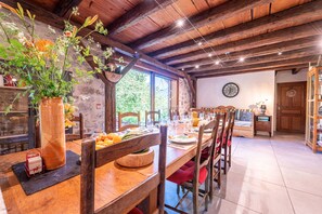 Dining - Apartment 'Gîte Chapô Julô - L'originel' with Mountain View, Private Terrace and Wi-Fi (Giez)