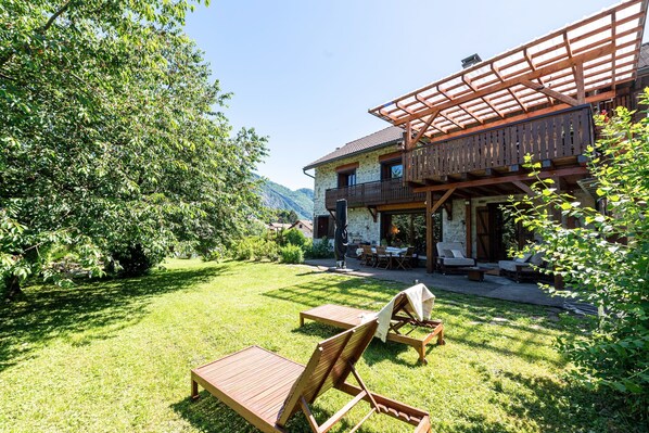Property grounds - Apartment 'Gîte Chapô Julô - L'originel' with Mountain View, Private Terrace and Wi-Fi (Giez)