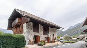 Exterior - Apartment 'Gîte Chapô Julô - L'originel' with Mountain View, Private Terrace and Wi-Fi (Giez)