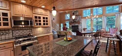 River Bend Escape | Riverfront + Boat & Jacuzzi