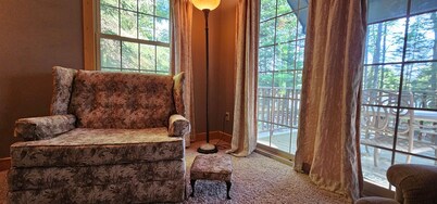River Bend Escape | Riverfront + Boat & Jacuzzi
