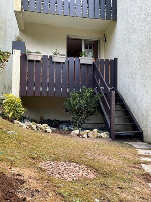 Exterior detail - Apartment 'Le Pélican' with Private Terrace, Balcony and Wi-Fi (Saint-Georges-de-Didonne)