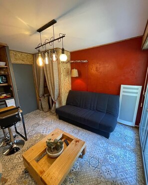 TV - Apartment 'Le Pélican' with Private Terrace, Balcony and Wi-Fi (Saint-Georges-de-Didonne)