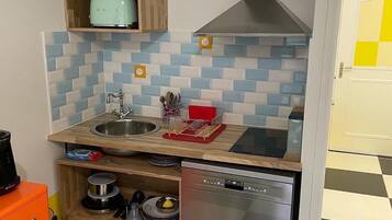 Réfrigérateur, micro-ondes, four, plaque de cuisson