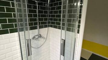 Dusj, hårføner og håndklær