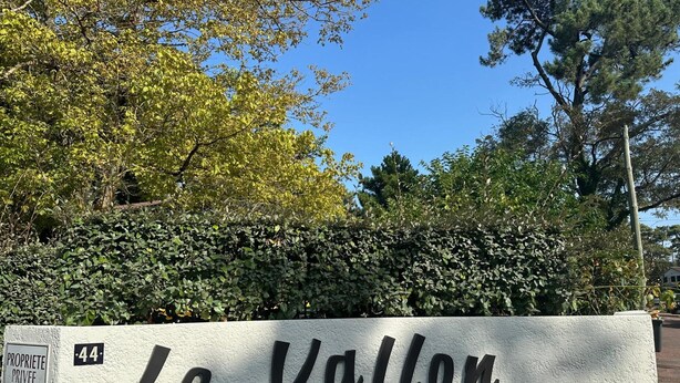 Señal con 'Le Vallon' y el número '44' que indica una propiedad o lugar.